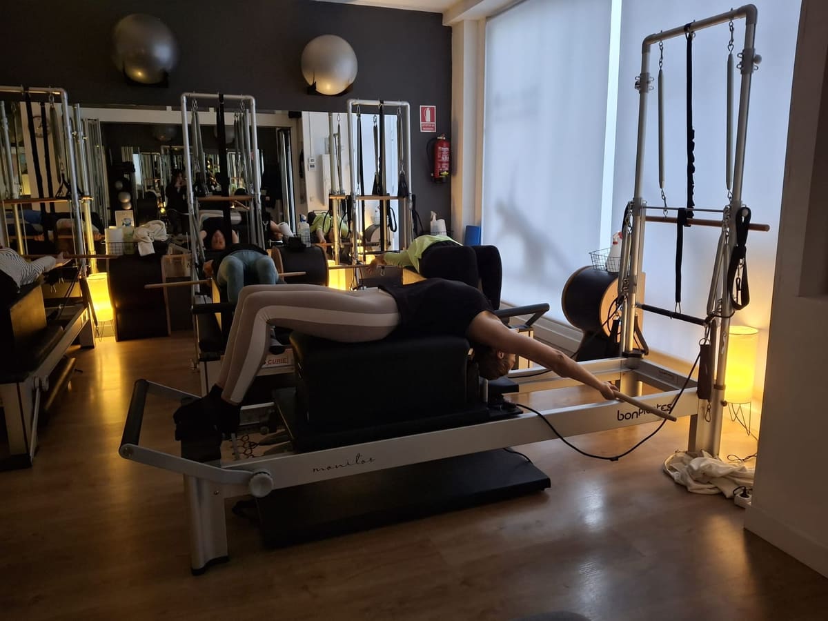 Reformer con torre de cadillac en el estudio Pilates Curíe