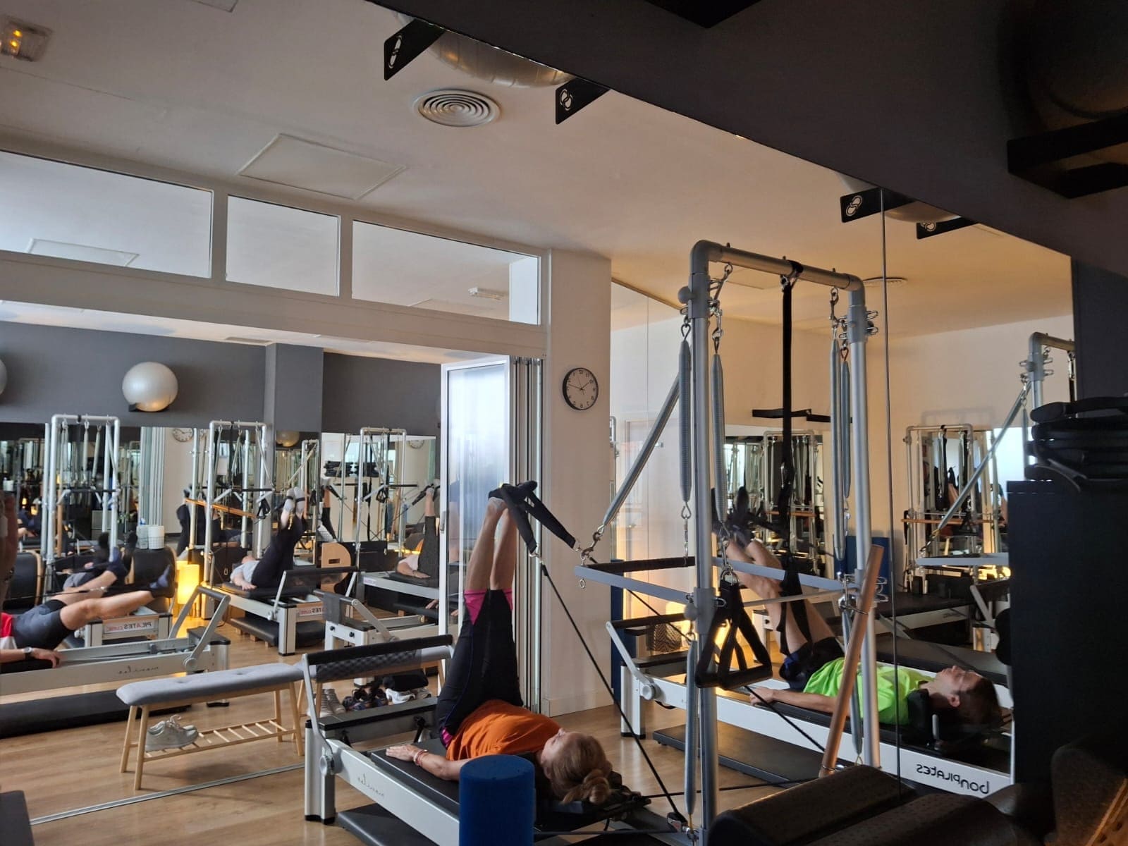 Reformers en fila durante una clase en Pilates Curíe