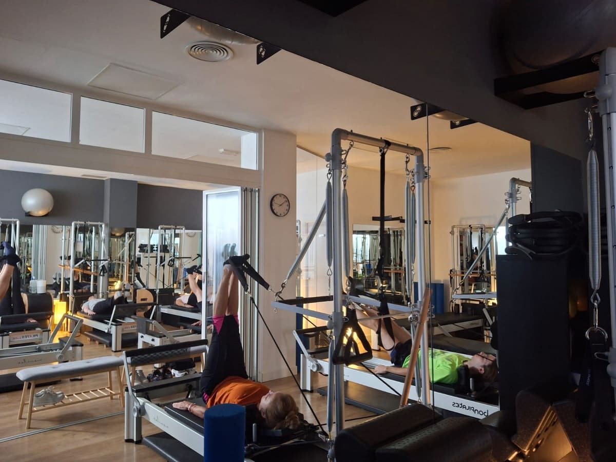 Segunda sala del estudio Pilates Curíe con máquinas de Pilates
