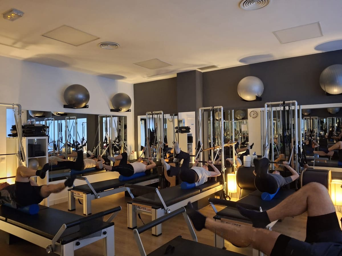 Sala de Pilates Curíe con luz natural durante una clase, Madrid